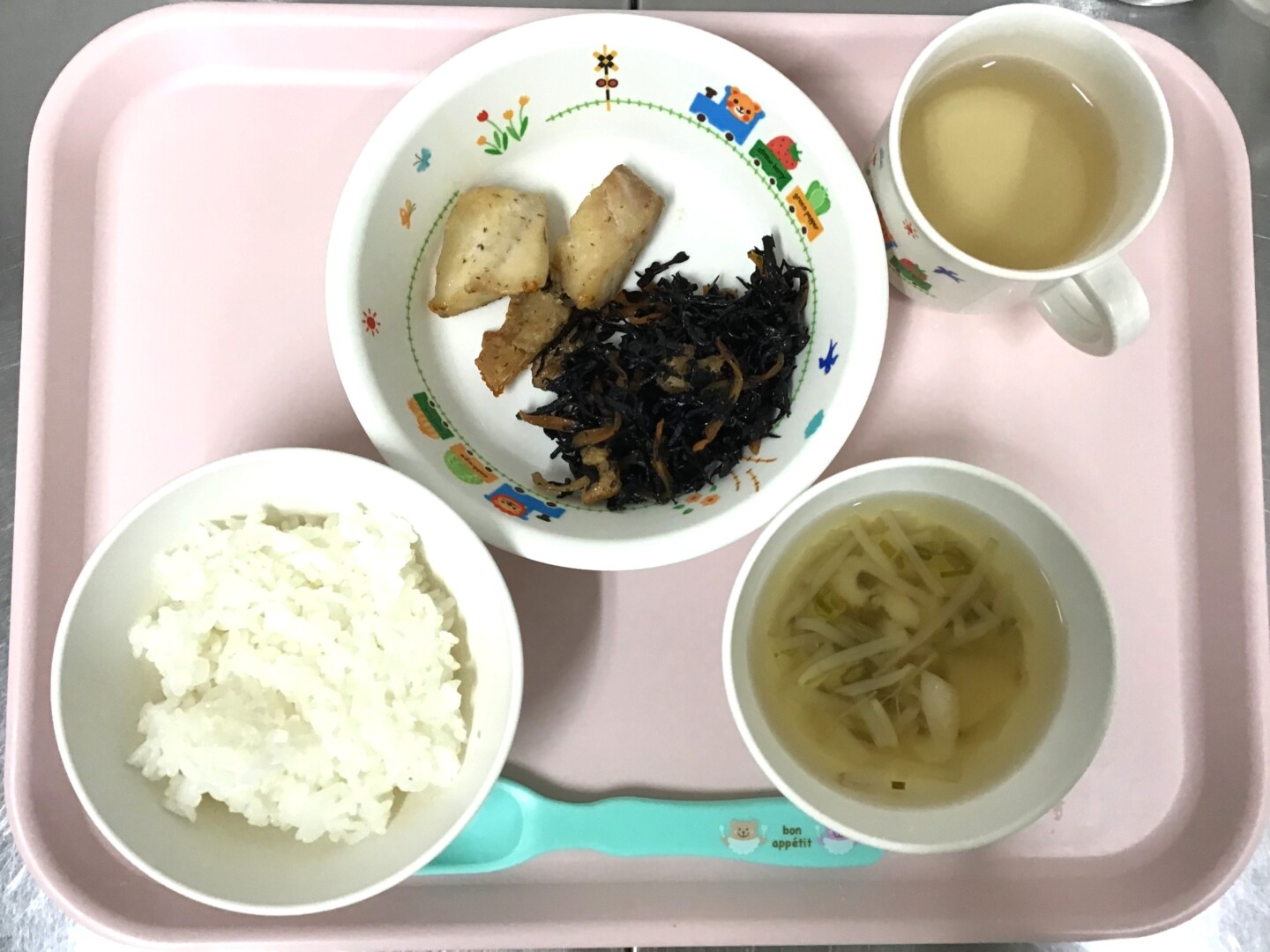 ごはん、あかうおのさいきょうやき、ひじきのにもの、おふともやしのすましじる