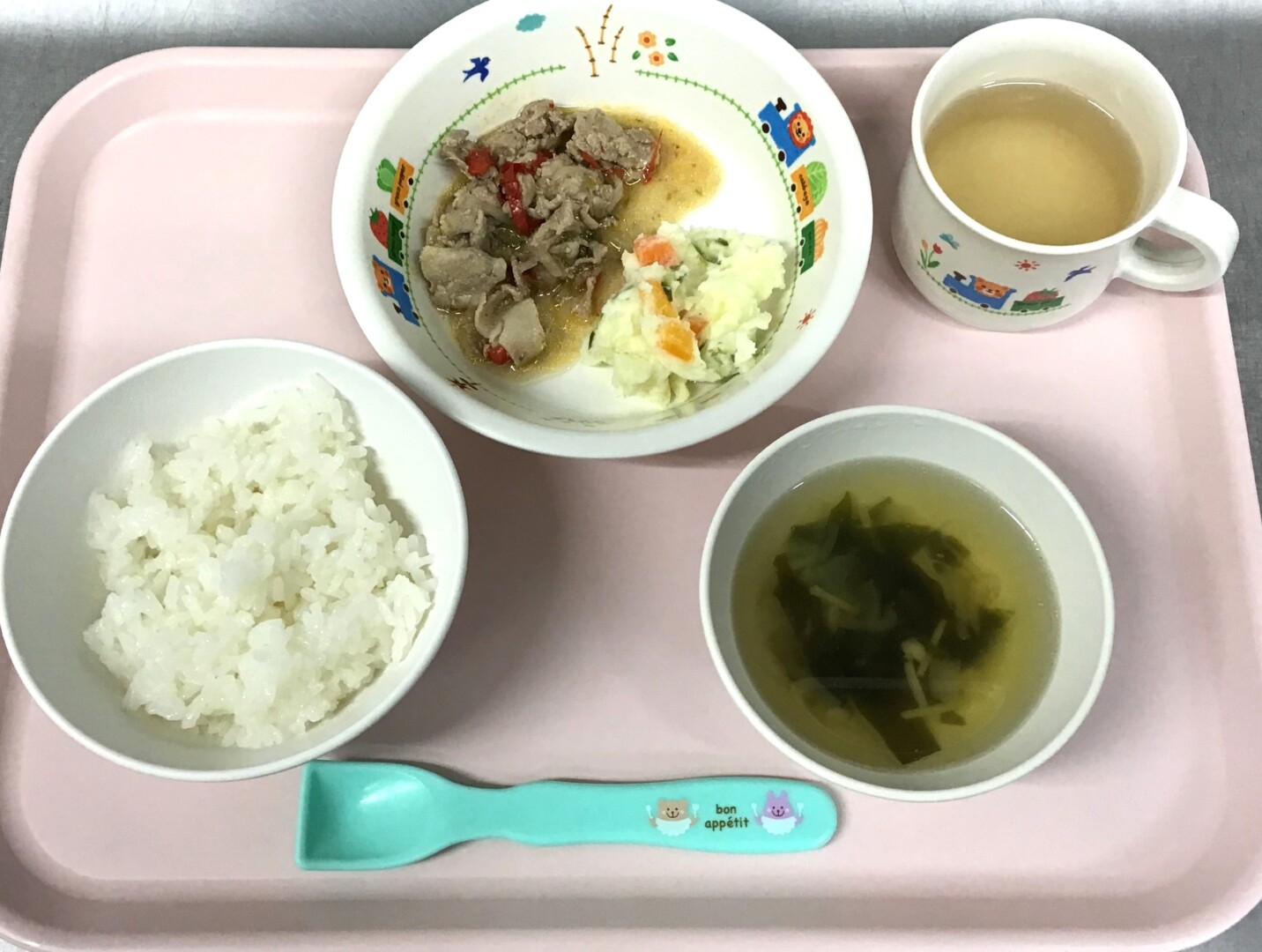 ごはん、ぶたにくのみそいため、ポテトサラダ、わかめスープ
