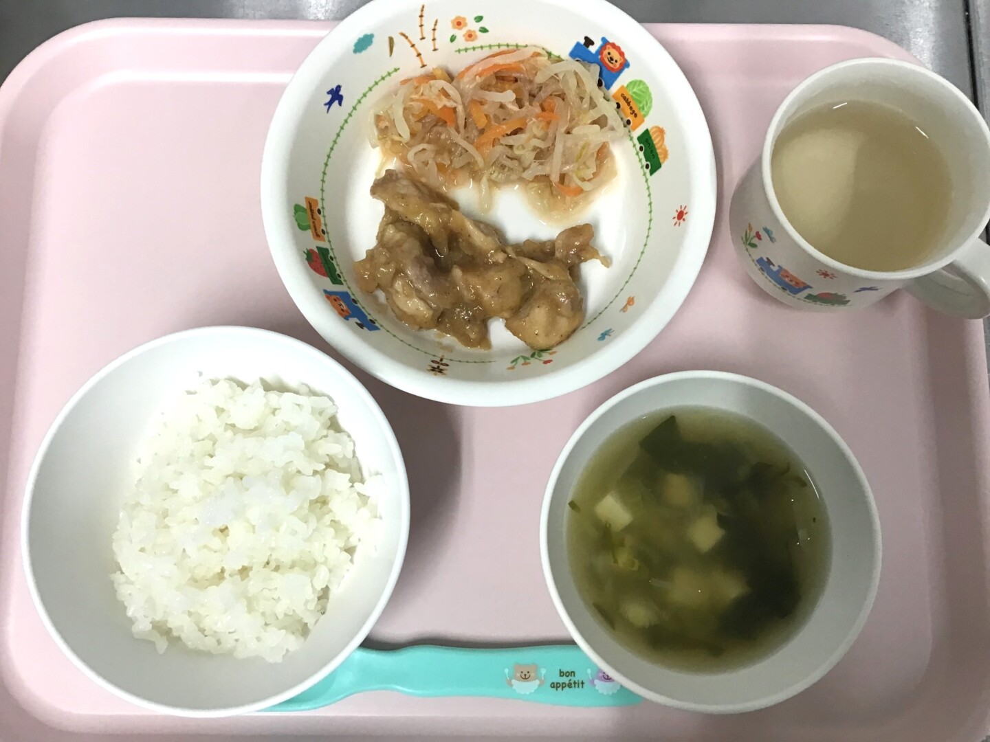 ごはん、とりのごまがらめ、もやしのちゅうかあえ、こまつなのちゅうかスープ