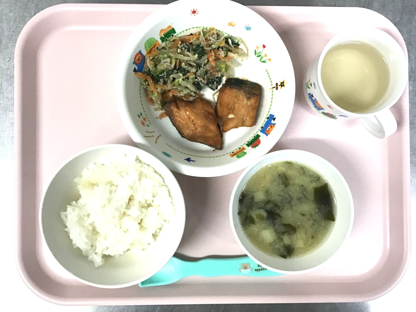ごはん、さけのごまがらめ、さんしょくナムル、じゃがいものみそしる