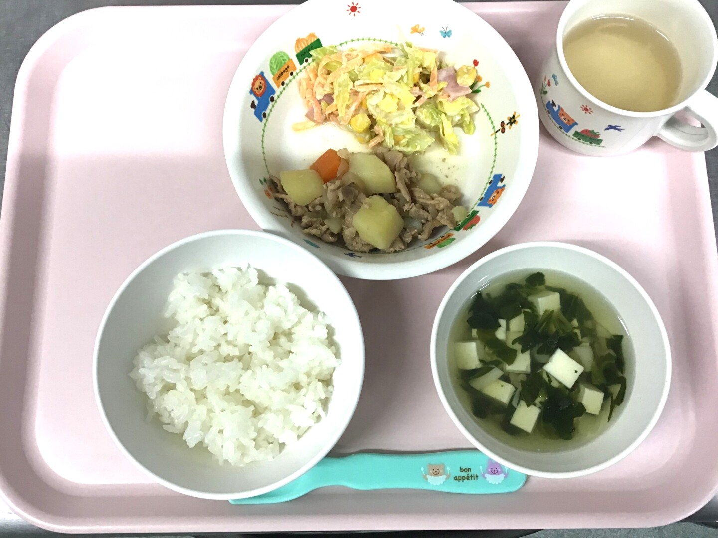 ごはん、にくじゃが、コールスローサラダ、ほうれんそうのコンソメスープ