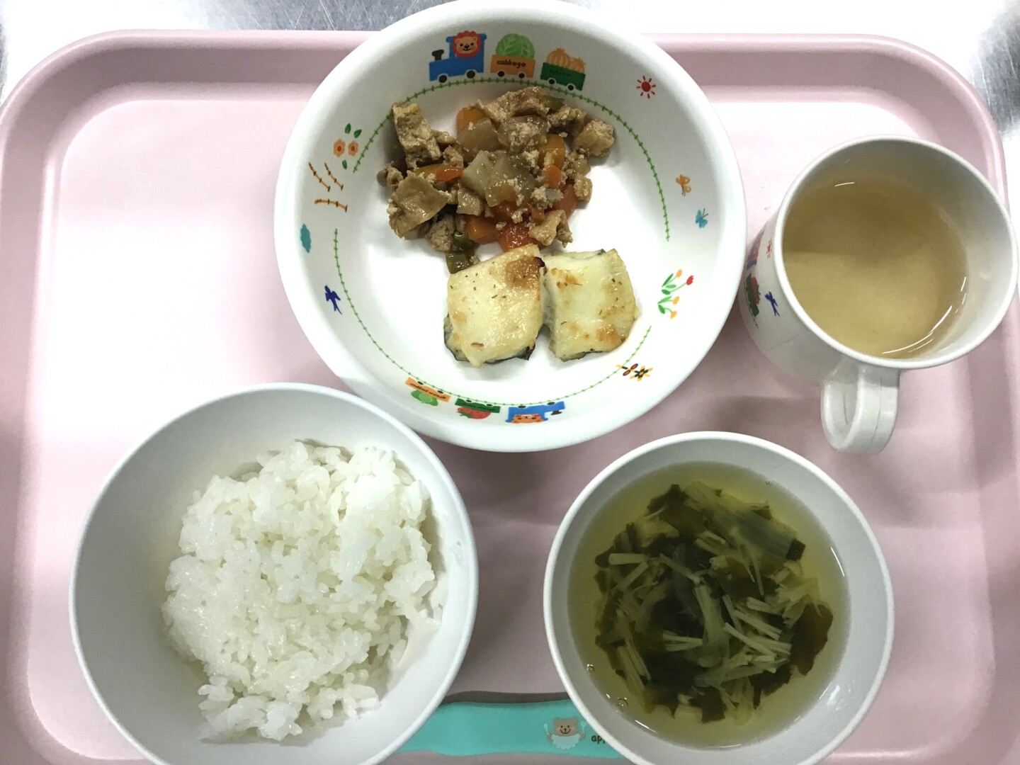 ごはん、カレイのみそマヨやき、こんさいのにもの、ワカメとえのきのすましじる