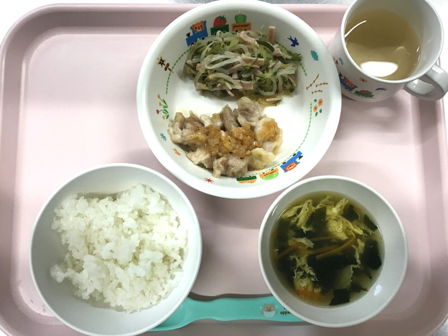 ごはん、ユーリンチー、もやしのちゅうかあえ、ほうれんそうのちゅうかスープ