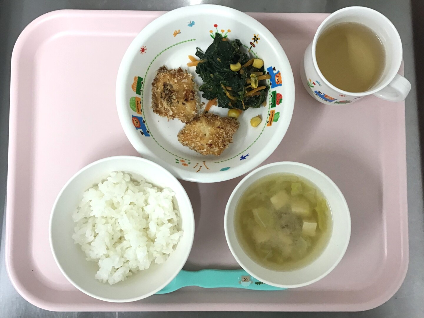 ごはん、あかうおのサクサクソースやき、ほうれんそうのごまあえ、とうふのみそしる