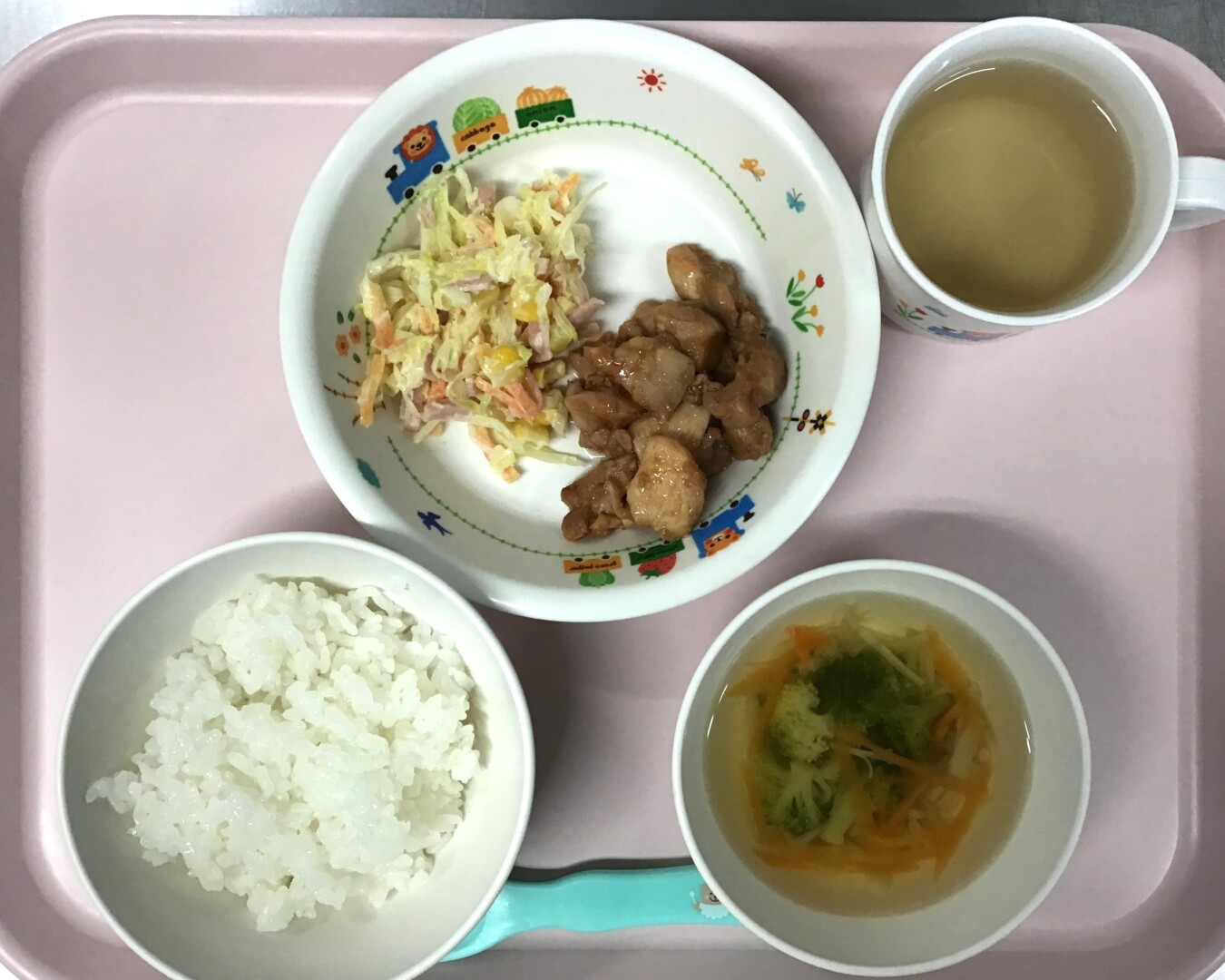 ごはん、とりのバーベキューソースやき、コールスローサラダ、ブロッコリーのコンソメスープ