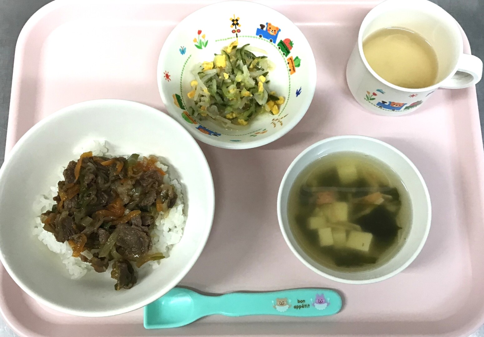 プルコギどん、もやしとたまごのごまずあえ、かにかまちゅうかスープ