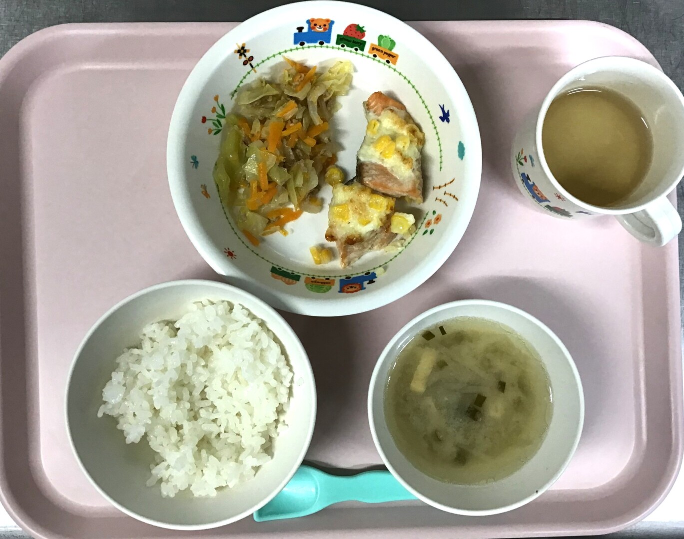 ごはん、さけのマヨチーズコーンやき、やさいソテー、もやしとあげのみそしる