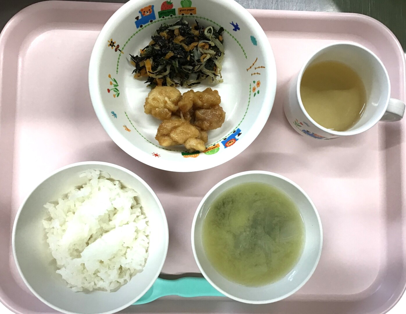 ごはん、とりのごまがらめ、ひじきのごまあえ、じゃがいもとワカメのみそしる
