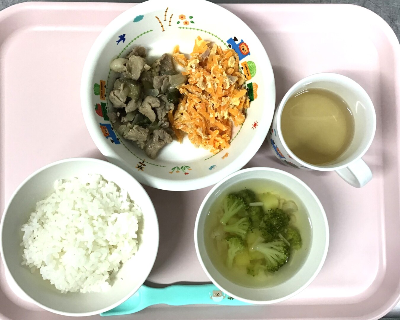 ごはん、ぶたとなすのみそいため、にんじんサラダ、ブロッコリーのコンソメスープ