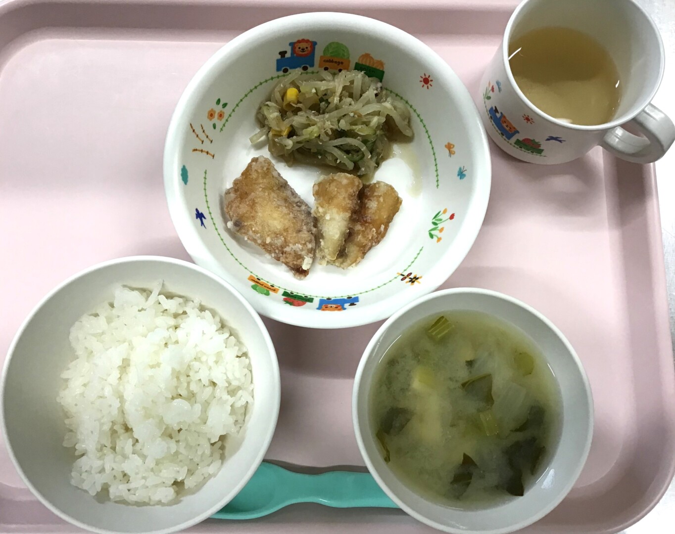ごはん、サバのたつたあげ、もやしとコーンのおひたし、とうふとこまつなのみそしる