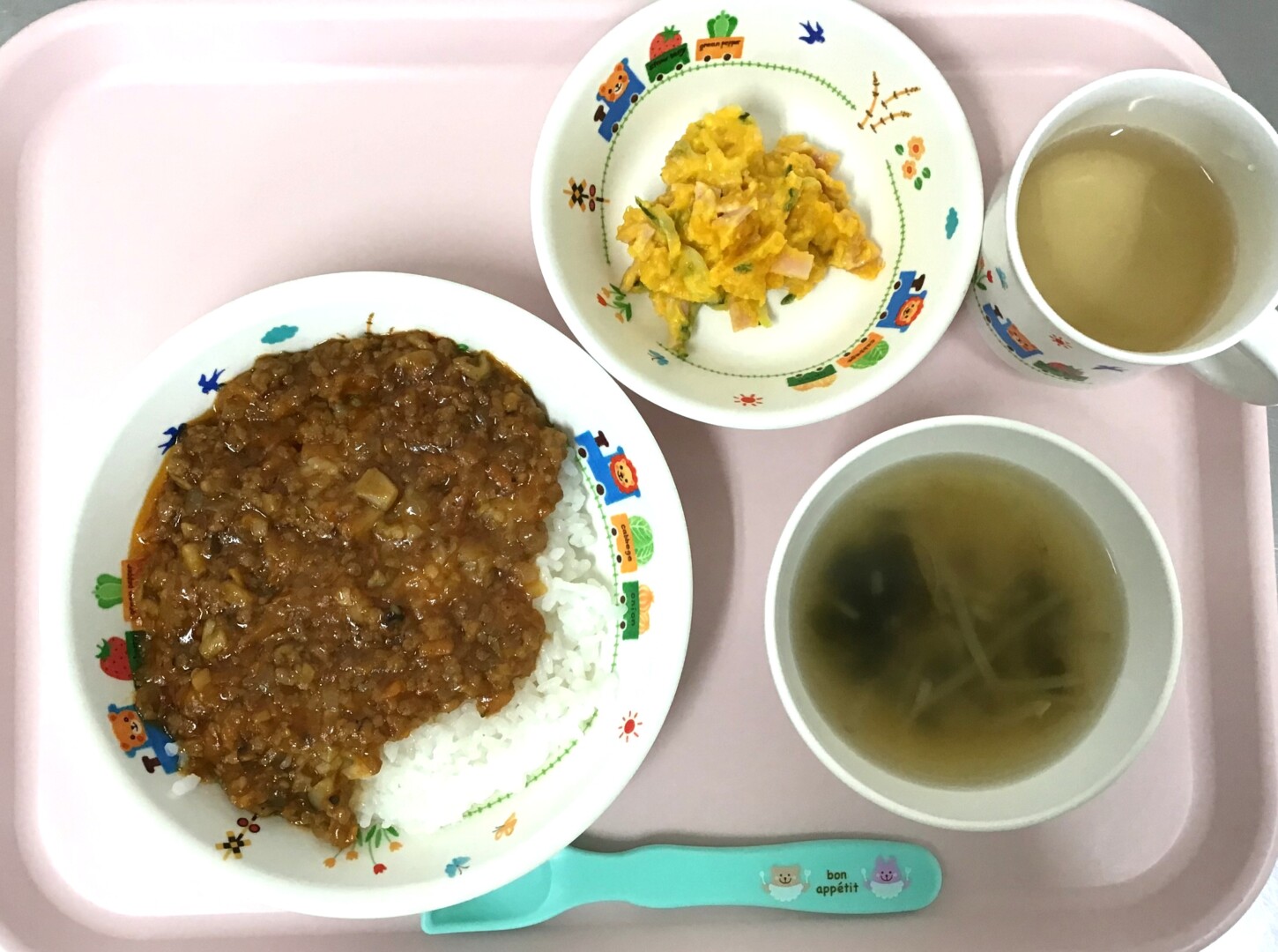 ドライカレー、かぼちゃサラダ、かにかまのちゅうかスープ