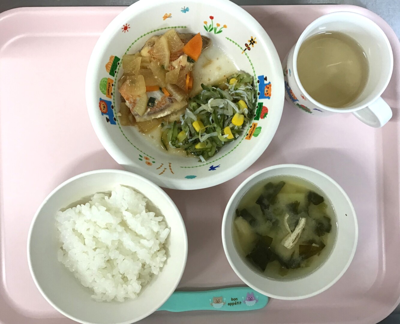 ごはん、あかうおのにつけ、きゅうりとしらすのあえもの、じゃがいもとあげのみそしる