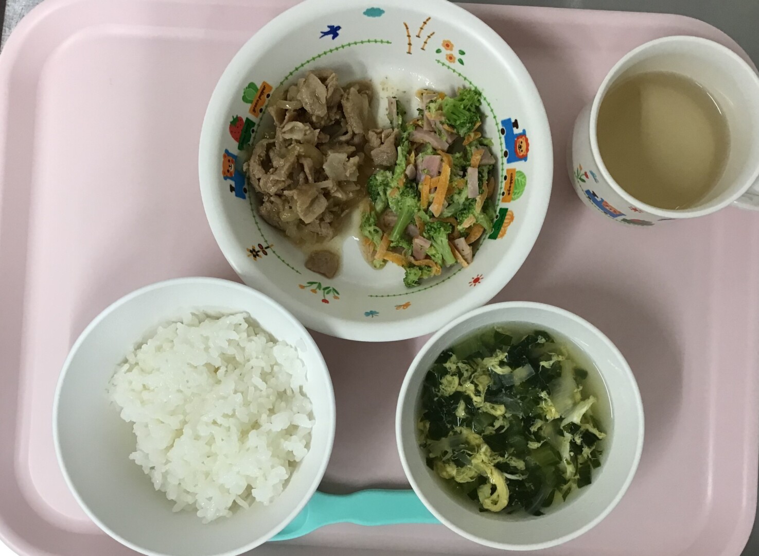 ごはん、ぶたのしょうがやき、ブロッコリーのマヨサラダ、たまごとこまつなのスープ