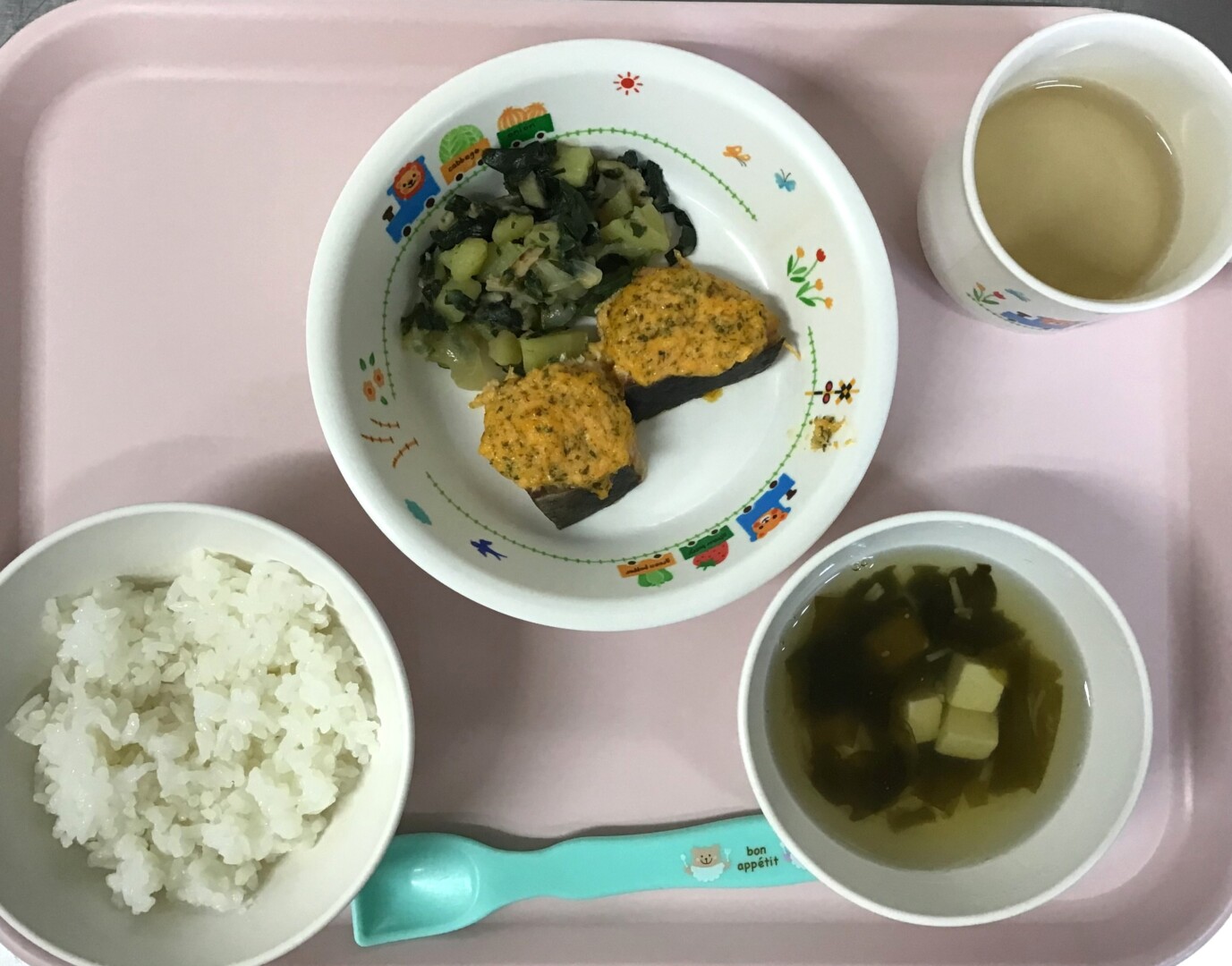 ごはん、さけのあけぼのやき、じゃがいもとベーコンのソテー、とうふとワカメのすましじる