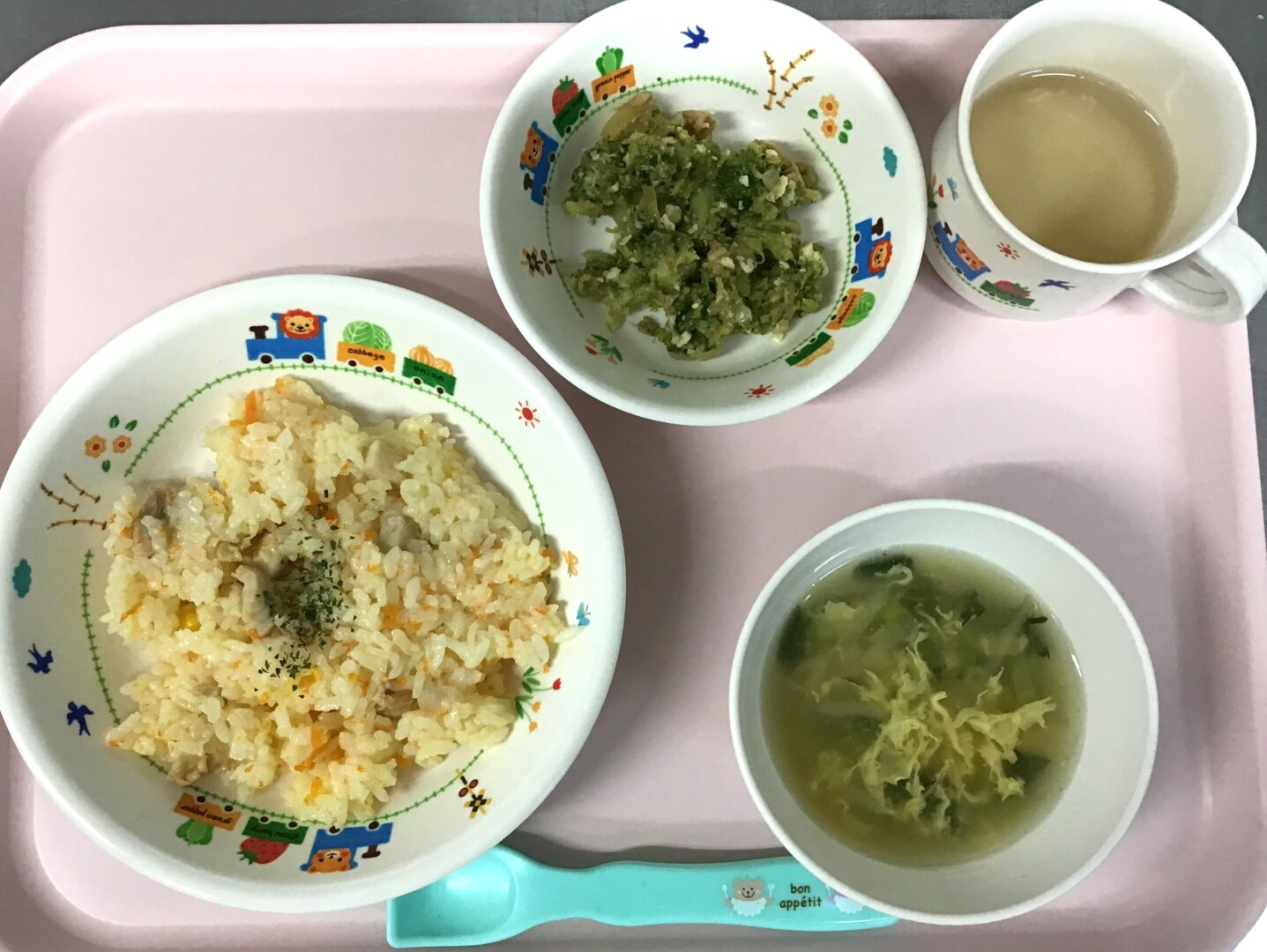にんじんピラフ、ブロッコリーとツナのサラダ、こまつなとたまごのスープ