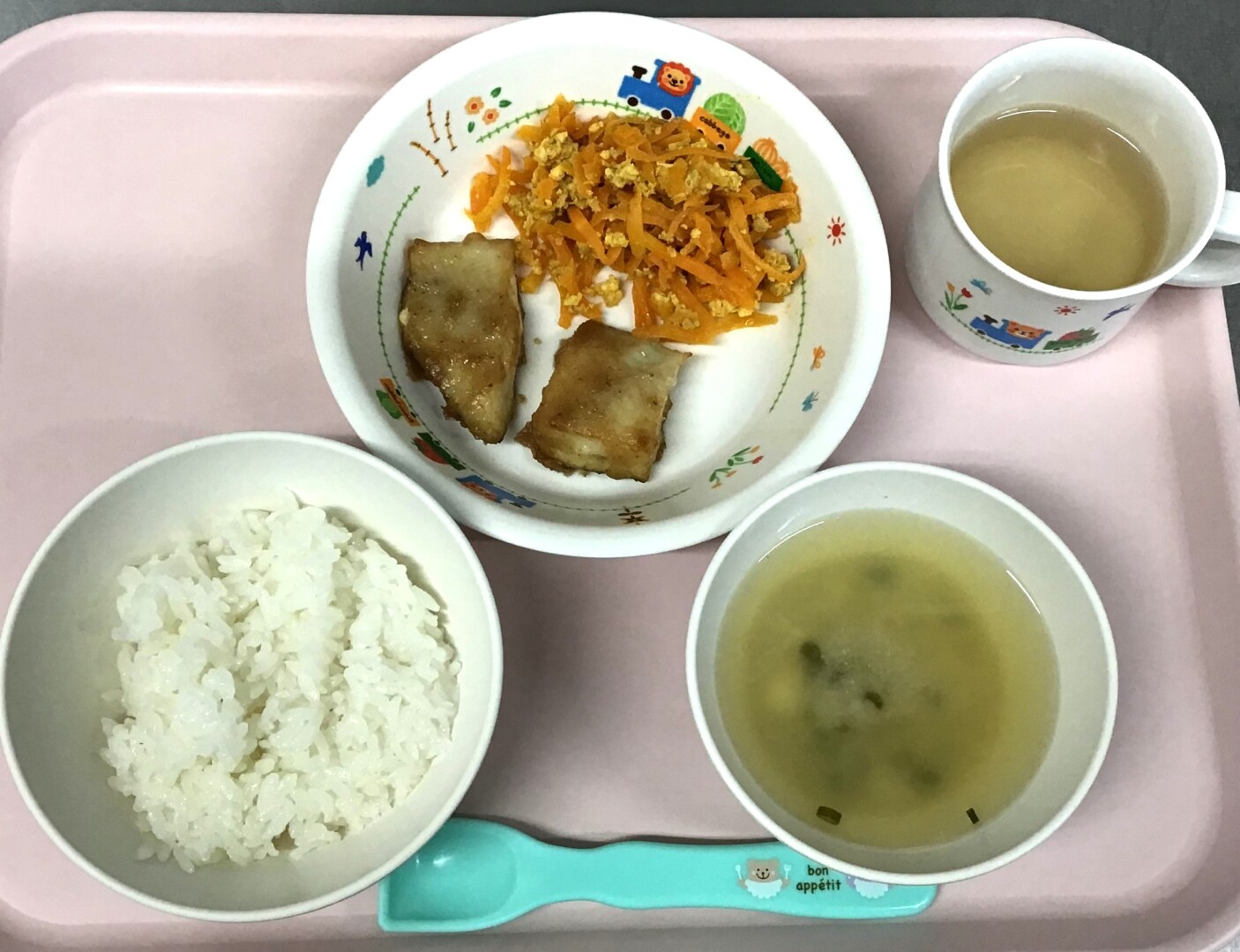 ごはん、カレイのごまがらめ、にんじんしりしり、とうふとしめじのみそしる