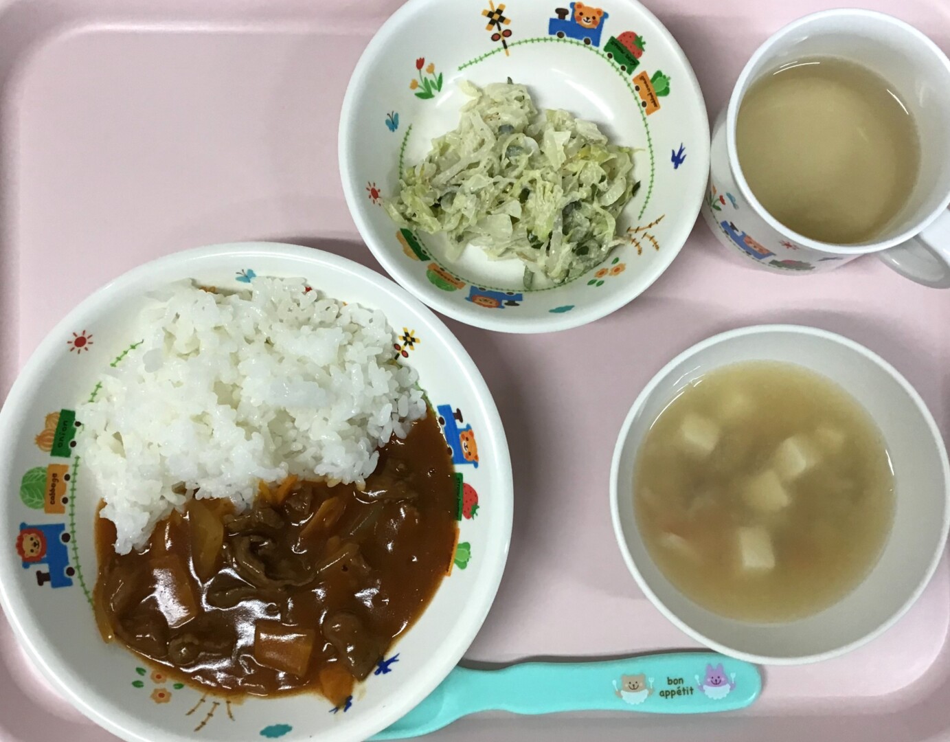 ハヤシライス、ごまネーズあえ、とうふとかにかまのちゅうかスープ