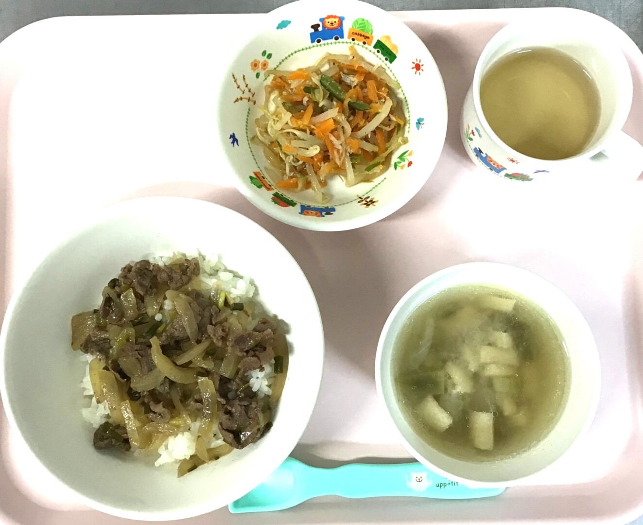 ぎゅうどん、もやしのナムル、なすとあげのみそしる