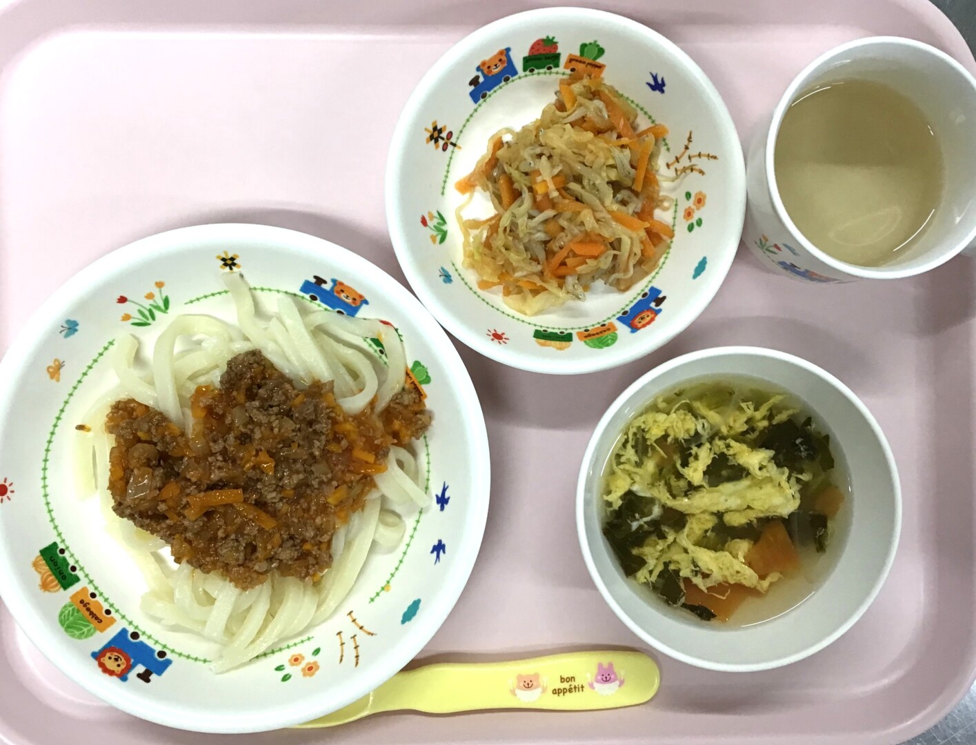 ミートうどん、しょうゆドレッシングサラダ、トマたまスープ