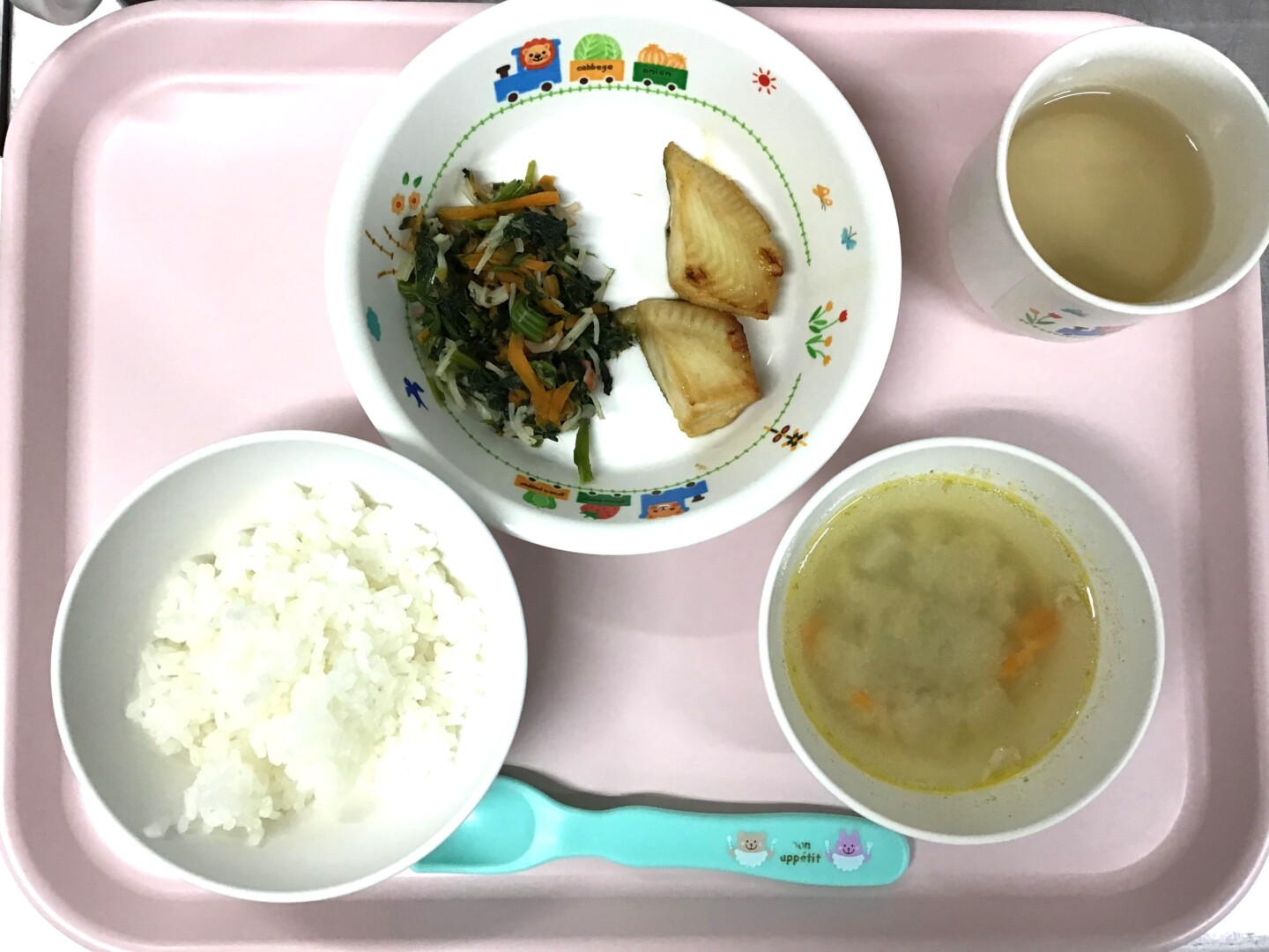 ごはん 、カレイのカレーてりやき、ほうれんそうのごまあえ、とんじる