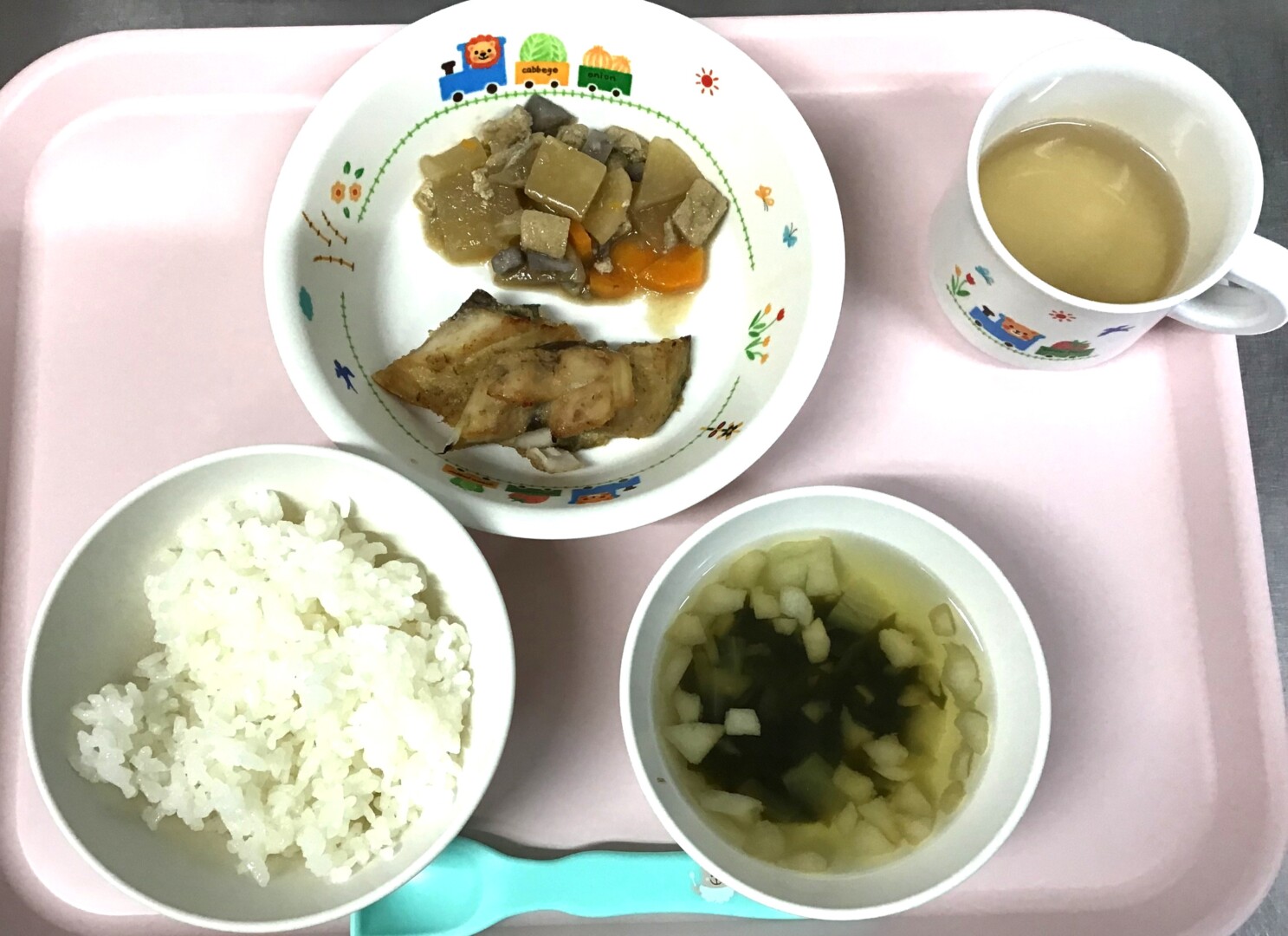 ごはん、さばのごまみそだれ、こんさいのにもの、たまねぎとおふのすましじる