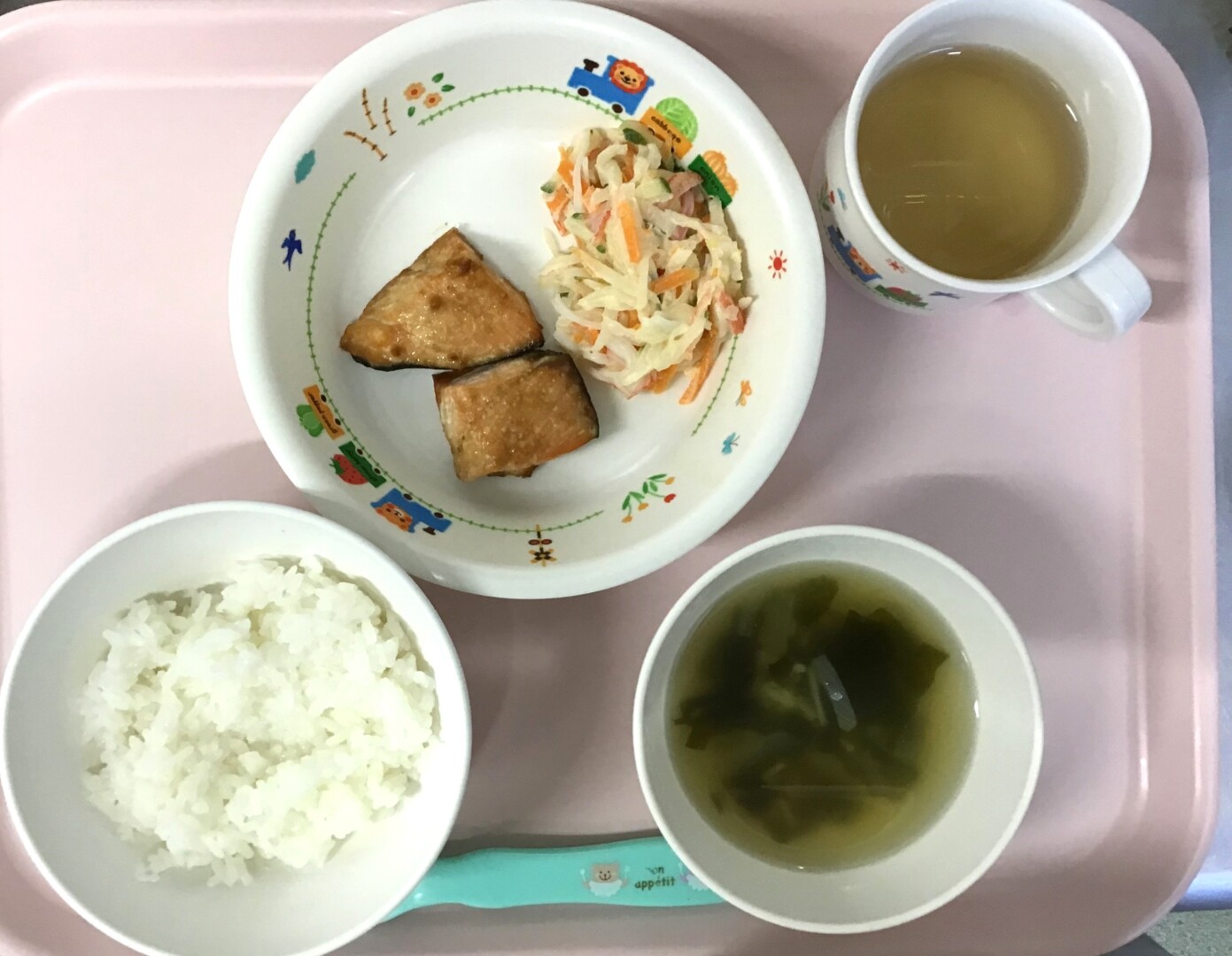 ごはん、さけのバターしょうゆやき、だいこんのカニカマサラダ、わかめスープ
