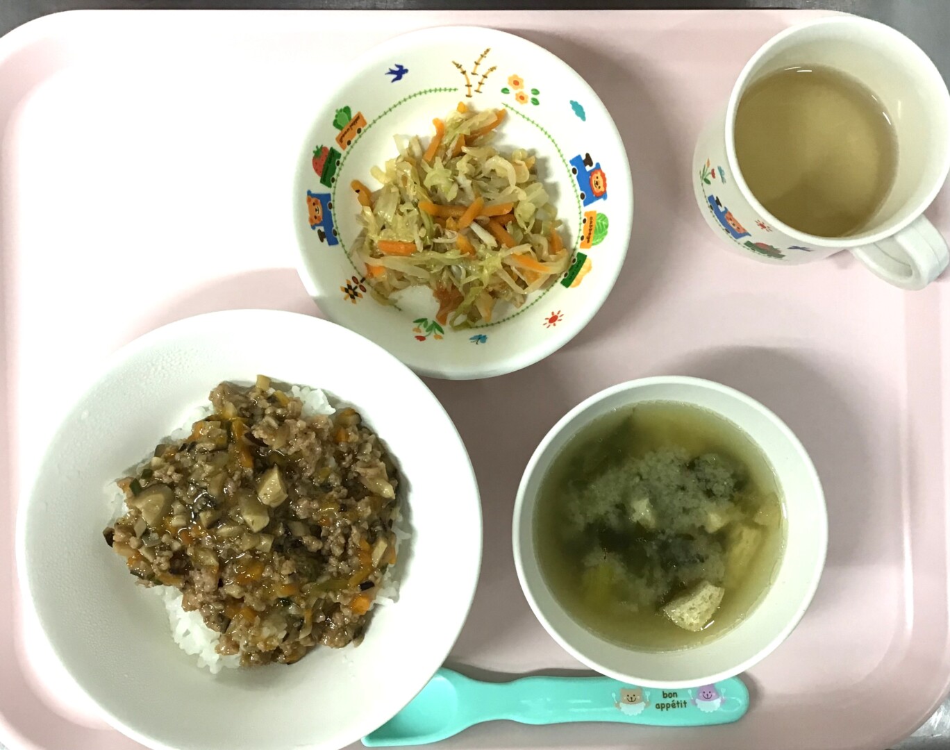 にくみそどん、しょうゆドレッシングサラダ、さつまいものみそしる