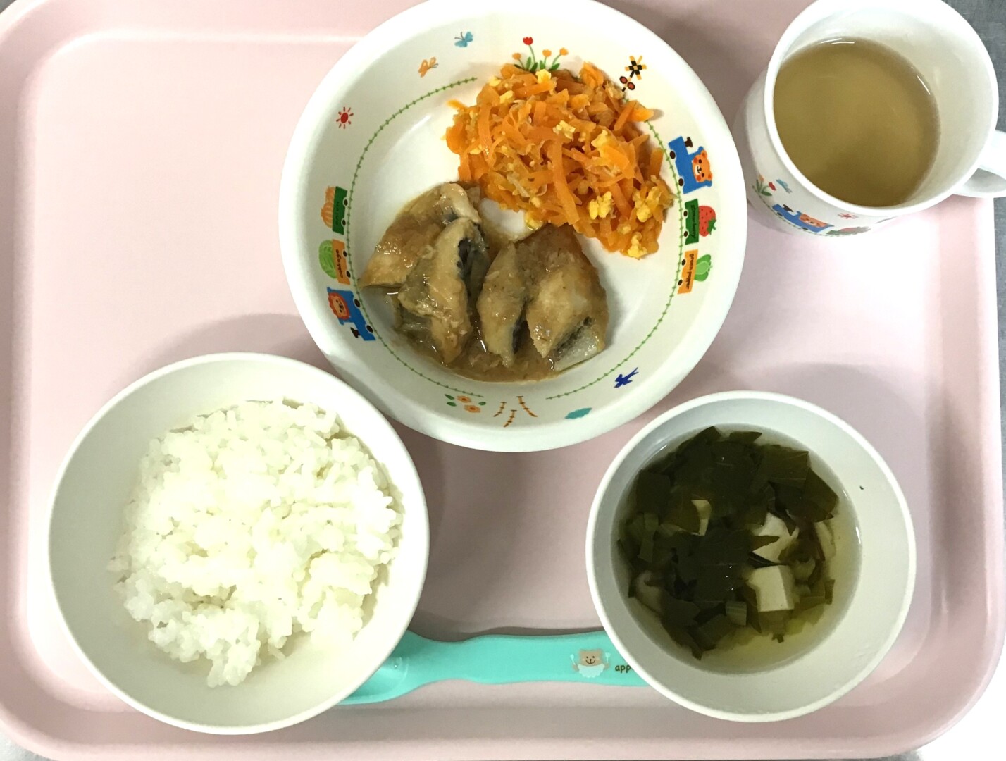 ごはん、サバのみそに、にんじんしりしり、しいたけのすましじる