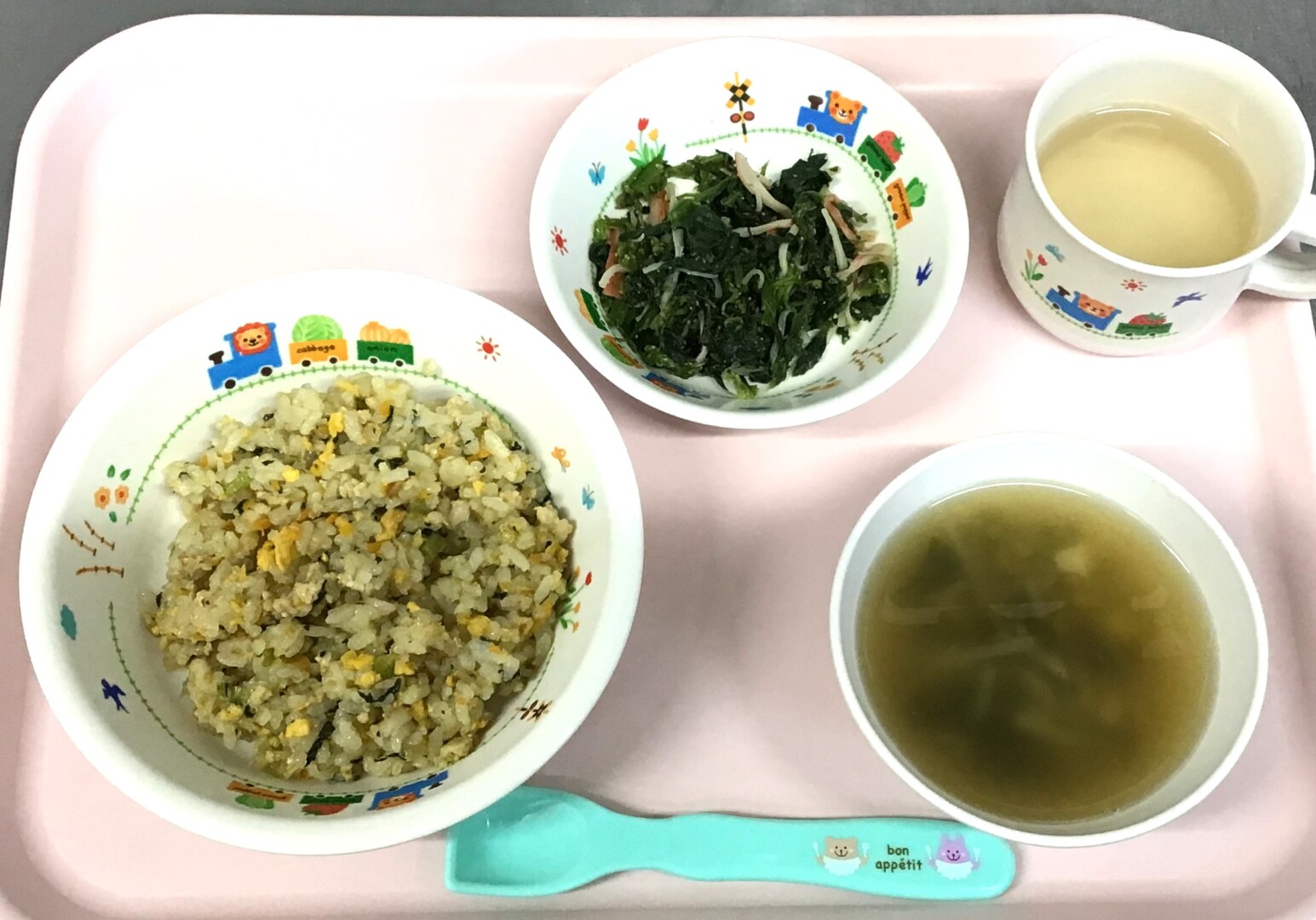 そぼろチャーハン、ほうれんそうのごまあえ、もやしのちゅうかスープ