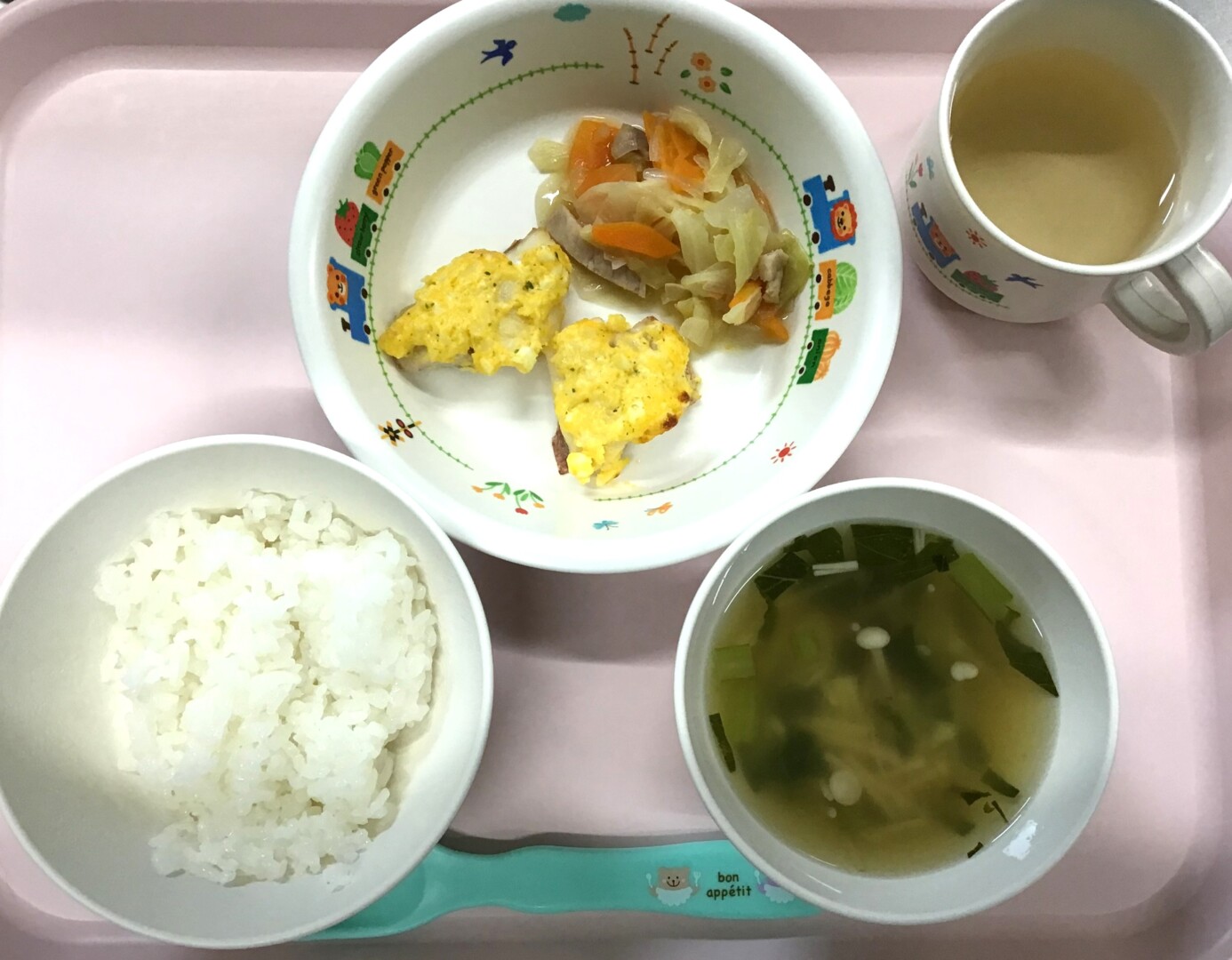 ごはん、あかうおのタルタルやき、やさいソテー、かにかまのちゅうかスープ