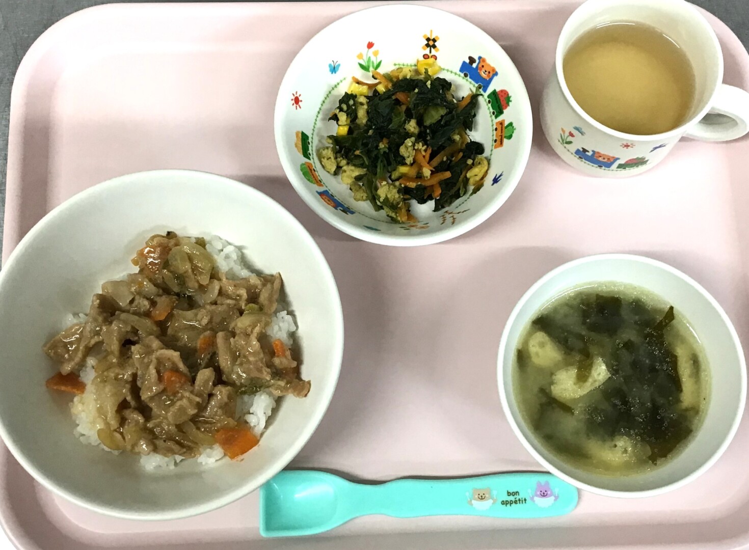 ぶたとやさいのスタミナどん、ポパイサラダ、じゃがいもとあげのみそしる