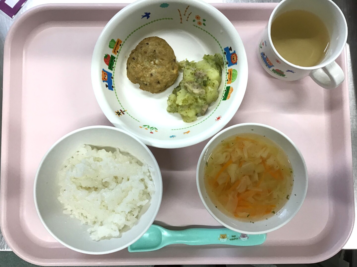 ごはん、とうふハンバーグ、ジャーマンポテト、キャベツとにんじんのスープ