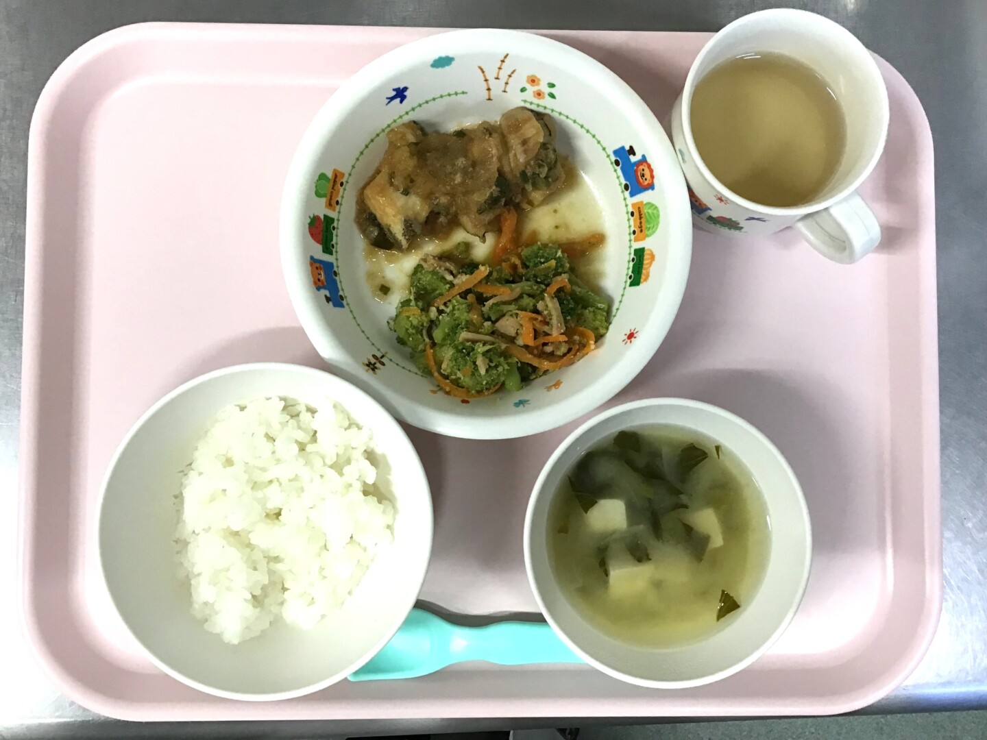 ごはん、カレイのおろしに、ブロッコリーサラダ、こまつなのみそしる