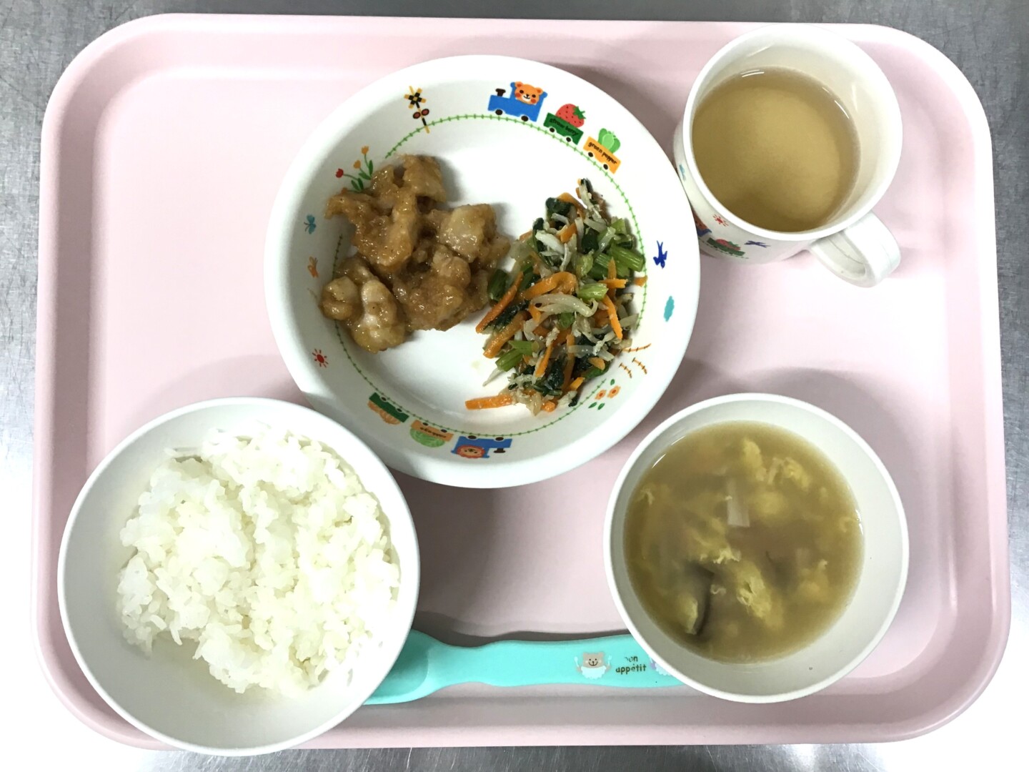 ごはん、とりのごまがらめ、もやしのナムル、たまごのちゅうかスープ