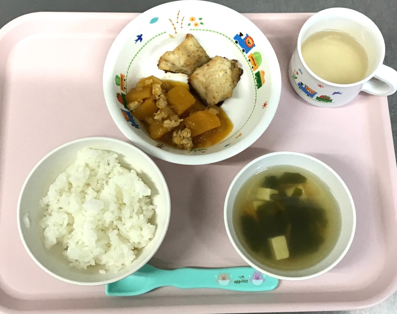 ごはん、あかうおのさいきょうやき、かぼちゃのそぼろに、ワカメのすましじる