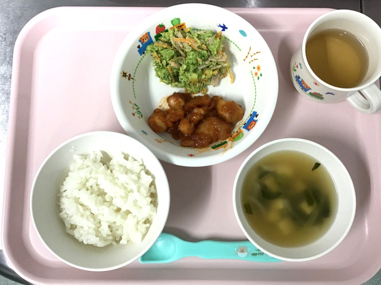 ごはん、チキンケチャップ、ブロッコリーとハムのマヨサラダ、とうふのちゅうかスープ