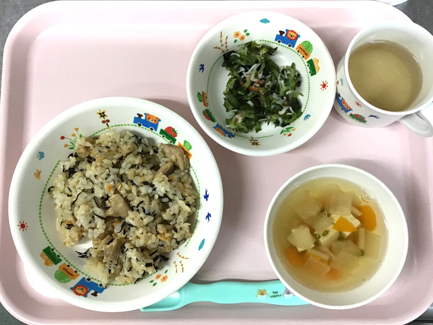 ひじきごはん、きゅうりとカニカマのすのもの、けんちんじる