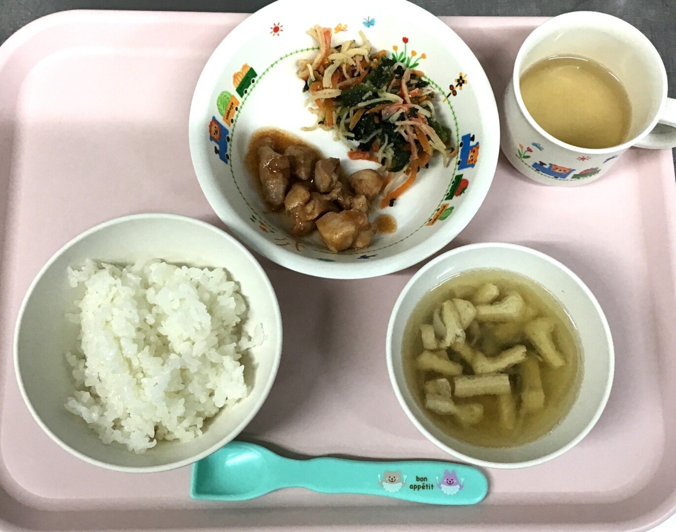 ごはん、とりのバーベキューソースやき、ほうれんそうのごまあえ、しめじとあげのすましじる