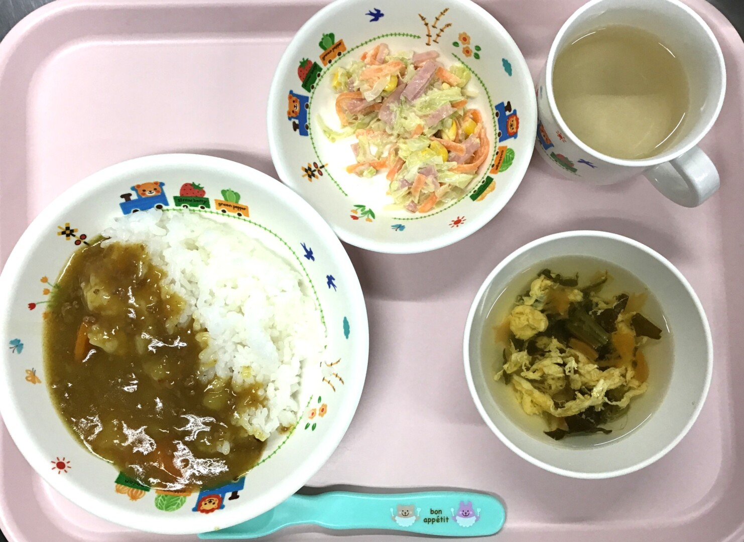 カレーライス、コールスローサラダ、トマたまスープ