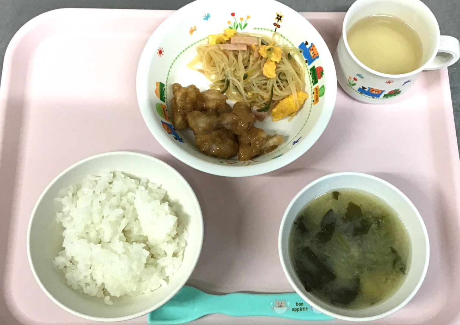 ごはん、とりのごまがらめ、はるさめとたまごのすのもの、ほうれんそうとたまねぎみそしる