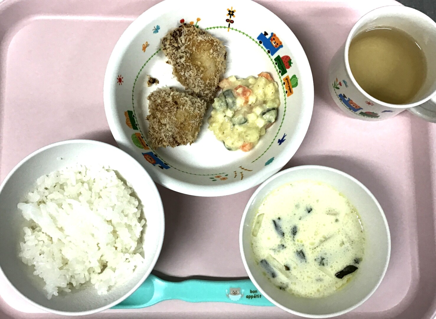 ごはん、あかうおのサクサクソースやき、かみかみサラダ、ミルクスープ