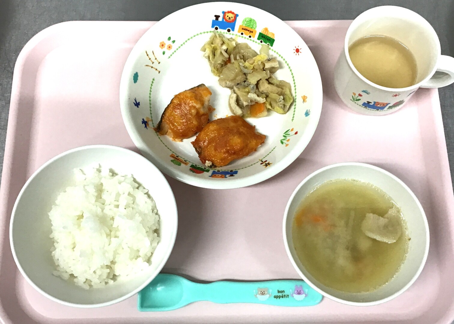 ごはん、さけのオーロラソースやき、はくさいとあげのにもの、とんじる