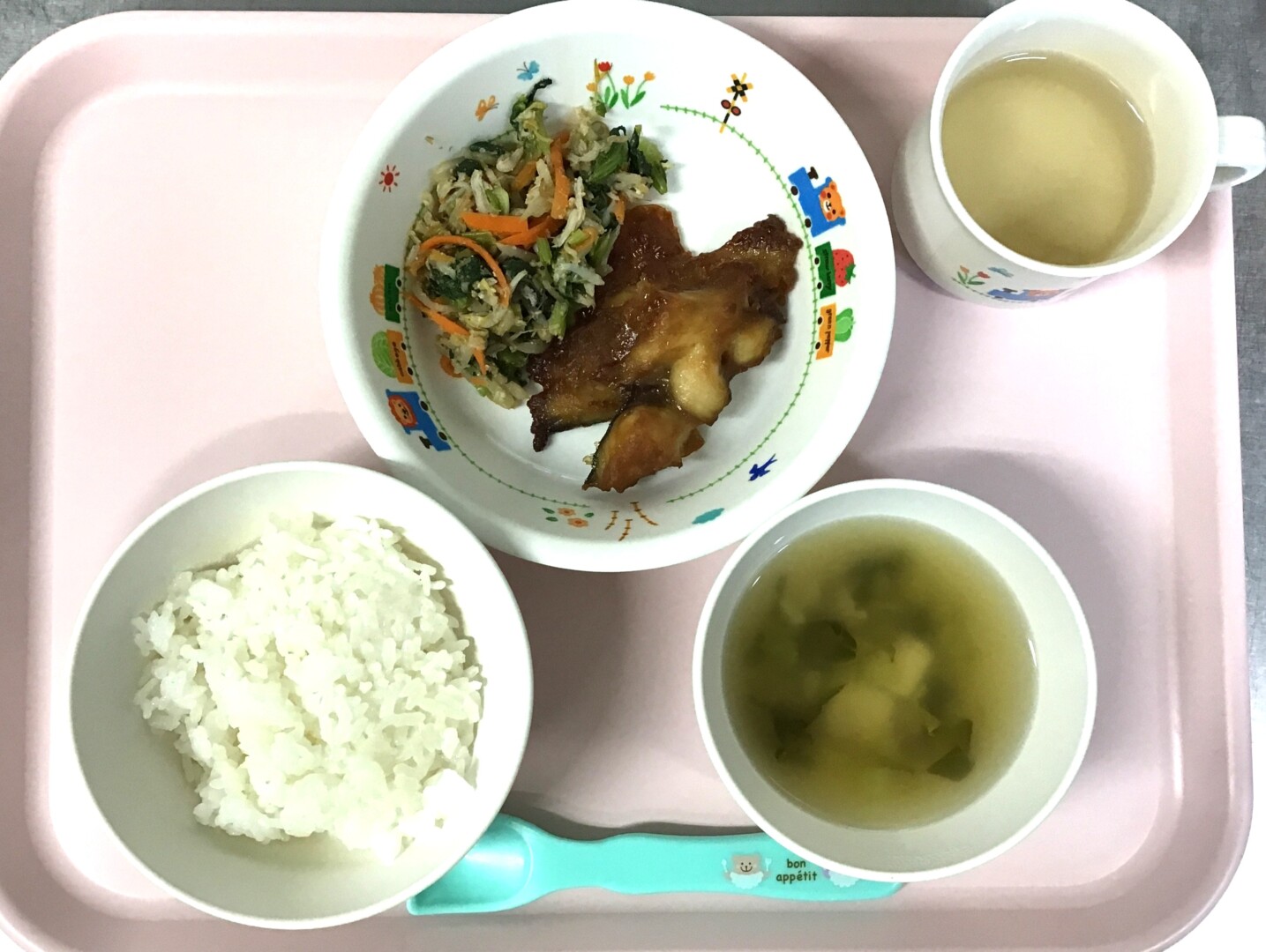 ごはん、サバのたつたあげ、さんしょくナムル、とうふとしめじのちゅうかスープ