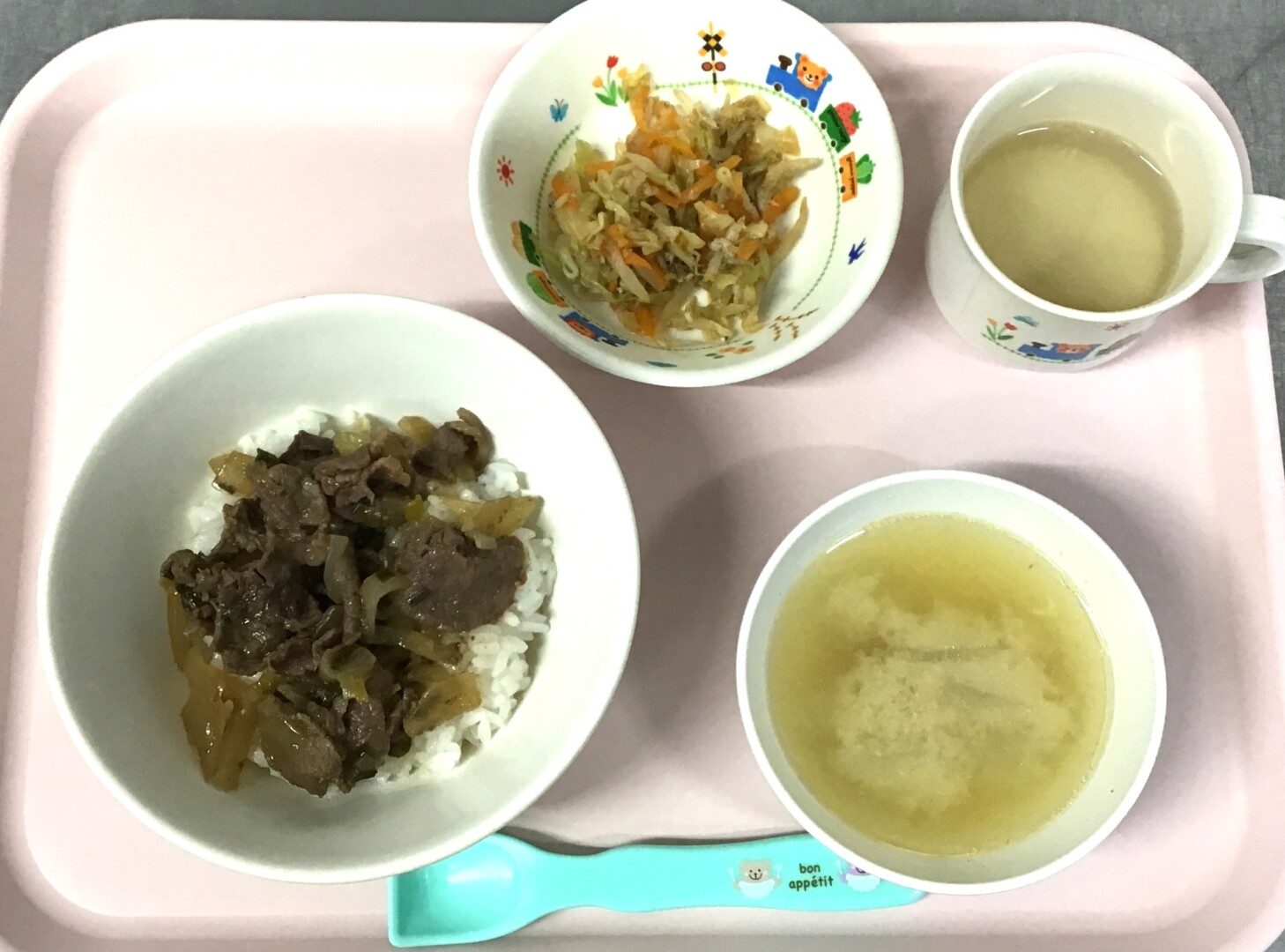 ぎゅうどん、しょうゆドレッシングサラダ、だいこんのみそしる