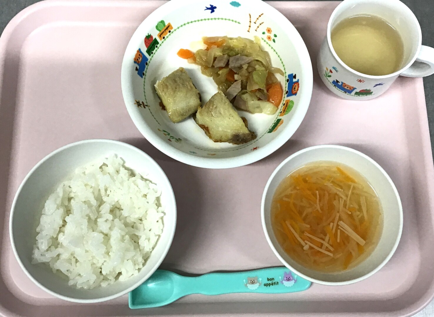 ごはん、カレイのムニエル、やさいソテー、せんぎりやさいのコンソメスープ