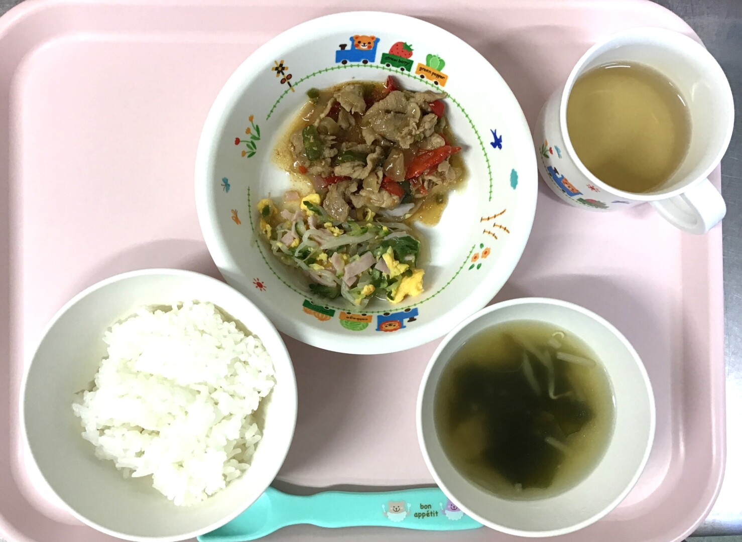 ごはん、チンジャオロース、リャンバンサンスウ、わかめスープ