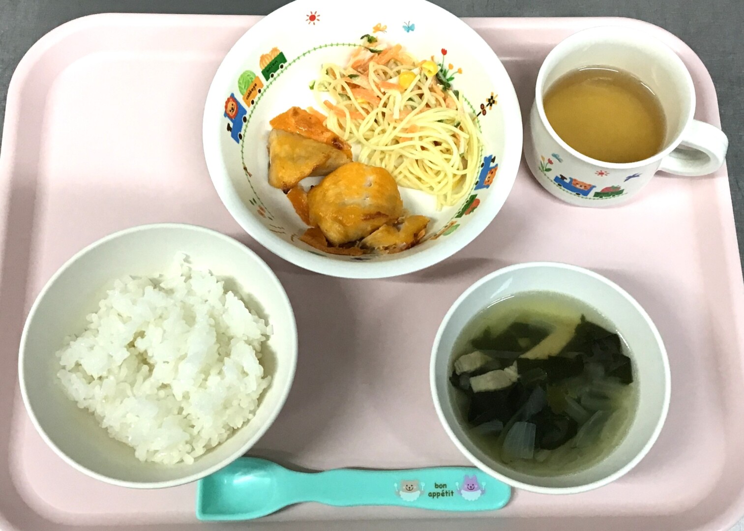 ごはん、あかうおのピカタ、スパサラ、やさいスープ