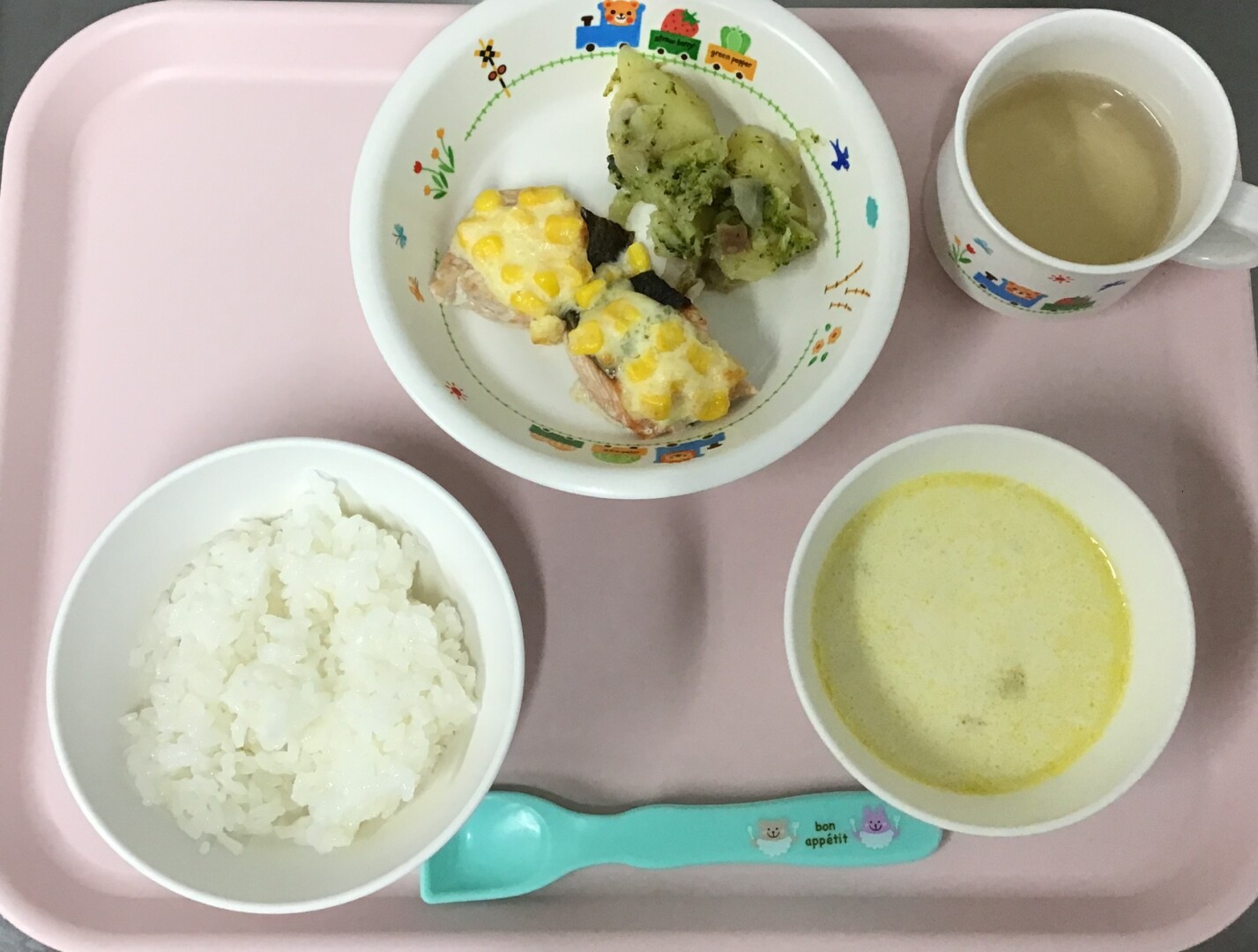 ごはん、さけのマヨチーズコーンやき、ジャーマンポテト、かぼちゃミルクスープ