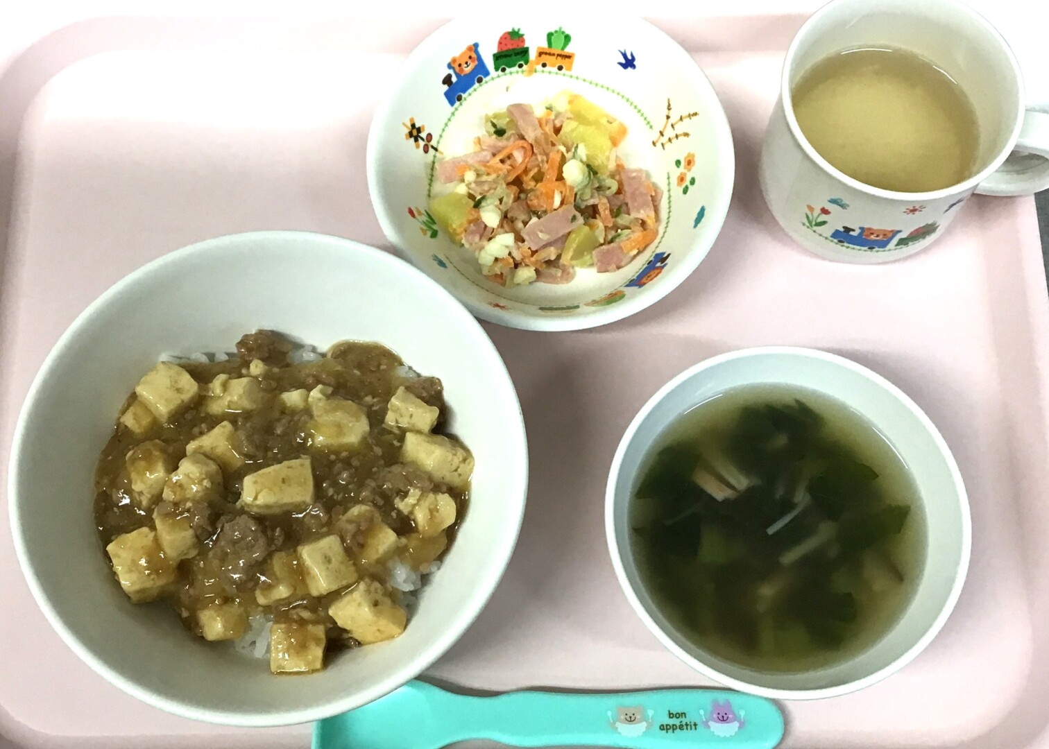 マーボーどうふどん、さつまいもとチーズのサラダ、しいたけちゅうかスープ