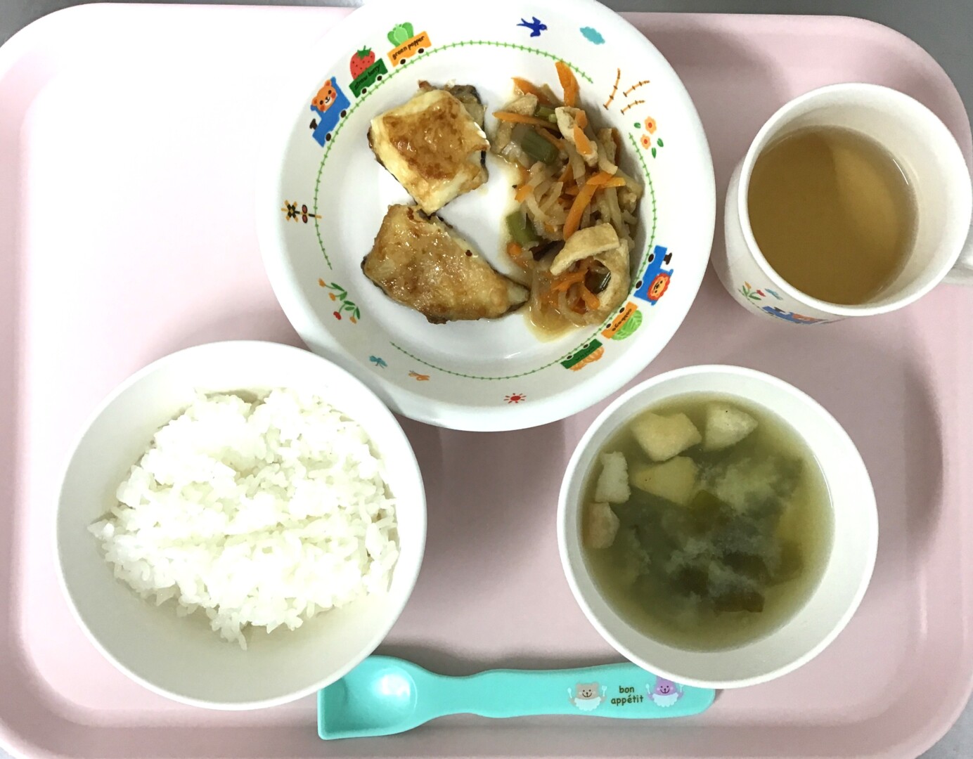 ごはん、カレイのバターしょうゆやき、きりぼしだいこんのごもくに、じゃがいものみそしる